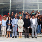 El director del TNC, Xavier Albertí, la consellera de Cultura, Àngela Vilallonga i altres membres del seu departament amb responsables municipals catalans que acullen la 'gira' del TNC.