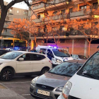 El accidente se ha producido a la altura del número ocho en la calle Maria Aurèlia Capmany.