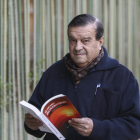 Josep Bargalló fullejant el seu llibre, aquest dimarts a Tarragona.