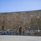 Imatge de llaços grocs col·locats a la Muralla la tarda d'ahir dimarts, 16 d'octubre.