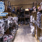 Plano general de los productos falsificados intervenidos por la Policía Nacional.