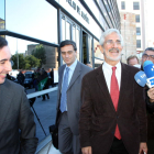 Recaredo del Potro, presidente de ESCAL UGS, sonriendo a la derecha de la foto, con sus abogados, a la salida de los juzgados de Vinaròs.