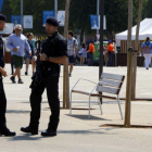 Dos agentes de los Mossos D'Esquadra, uno de ellos con arma larga, en el interior de la Anilla Mediterránea de Tarragona.