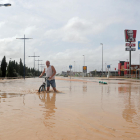 Un home travessa una via totalment inundada al poble murcià de San Javier.
