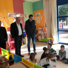 El conseller d'Ensenyament, Josep Bargalló, durant la seva visita l'Escola
