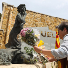 Una dona diposita flors en el monument a les víctimes del franquisme, en una imatge, d'arxiu.