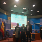 El conseller d'Educació de Tarragona, Francesc Roca, rebent el premi.