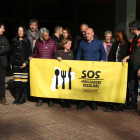 Imatge de la plataforma SOS Menjadors Escolars a la sortida de la reunió amb el Departament d'Educació.