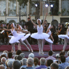 Un ballet va ballar 'El llac dels cignes' amb la música de la Banda Simfònica de Reus al recinte del cementeri.