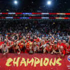 Els jugadors d el selecció espanyol de bàsquet celebrant el títol munidal aconseguit a Pequín.