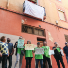 Imagen de la protesta de los vecinos y miembros de la PAH ante el número 35 de la calle Sant Magí.