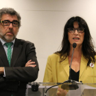 L'advocat Jordi Pina i la portaveu dels presos en vaga de fam, Pilar Calvo.