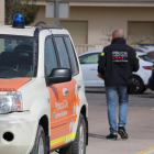 Un vehículo de protección civil en Deltebre con uno agentes de los Mossos saliendo del Ayuntamiento con cajas de documentación.