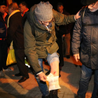Un ciutadà amb una ferida al genoll en una actuació policial per al pas de la comitiva que trasllada Forcadell.