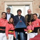Carles Puigdemont rep el premi del Concurs de Castells per part de la Colla Vella dels Xiquets de Valls a Waterloo.