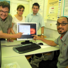 El doctor Pere Romero i dels investigadors de la URV Aïda Valls, Antonio Moreno i Emran Saleh.