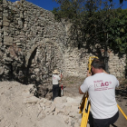 Investigadors de l'ICAC, durant l'excavació, a l'exterior del temple modern de la Mussara.