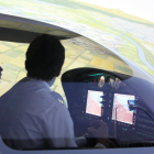 Un futuro piloto prueba el simulador de vuelo del CESDA de Reus.