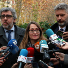 De izquierda en derecha, los letrados Jordi Pina, Marina Roig y Andreu van den Eyne, en las puertas del Supremo.