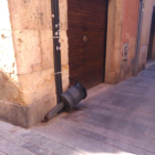 Imagen de una papelera rota como consecuencia de los actos vandálicos.