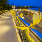Imatge dels llaços grocs a la passarel·la.