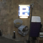 Un lavabo portátil usado y abierto a la plaza de la Font.