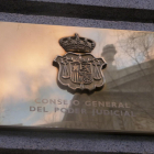 El escudo del Consejo General del Poder Judicial (CGPJ), el máximo organ judicial del Estado español, a la fachada de la sede en Madrid