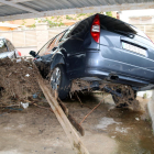 Un vehicle encastat en el garatge d'una propietat de la urbanització Serramar d'Alcanar Platja com a conseqüència de la llevantada d'aquest divendres.