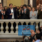 El president de la Generalitat, Carles Puigdemont, i el vicepresident del Govern, Oriol Junqueras, a les escales del Parlament mentre s'adrecen als alcades independentistes després de la proclamació de la República.