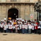 Els manifestants que s'han concentrat a les portes de l'Ajuntament de Tarragona per denunciar l'estafa d'iDental.