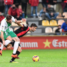Juan Domínguez en una jugada del partido contra la Extremadura del sábado pasado en el Estadio Municipal de Reus.
