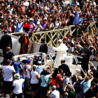 El papa Francisco saluda a la multitud desde su 'papamóvil'.