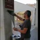 Captura del vídeo mentre arrenquen els cartells al Campus Catalunya.