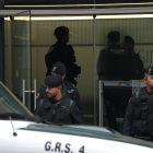 Imatge d'uns agents de la Guàrdia Civil sortint de la seu de l'ACCO.