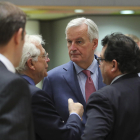 El ministro de Exteriores español parlante con el responsable europeo por|para l 'brexit', Michel Barnier.
