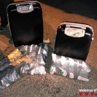 Imagen de las dos maletas con los envoltorios de las sustancias estupefacientes.