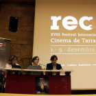 Plano general de la presentación del Festival REC 2018 en Tarragona con la concejala de Cultura, Begoña Floria; el director artístico, Javier García Puerto, y la directora de CaixaForum Tarragona, Maria Glòria Olivé, el 20 de noviembre del 2018.