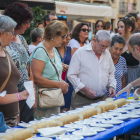 El tradicional pastís que es va repartir a la plaça de la Font.