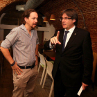 Imagen de archivo del ex presidente de la Generalitat, Carles Puigdemont, y el líder de Podem, Pablo Iglesias, en un encuentro en el 2016.