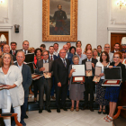 Fotografía de familia de todos los premiados en los Galardones de la Ciudad, que tuvo lugar en el Ayuntamiento de Reus.