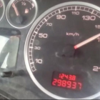 Imagen del vehículo marcando la velocidad de 160 km/h.