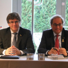 El president Quim Torra i l'expresident Carles Puigdemont durant la reunió amb altres representants polítics a Waterloo.