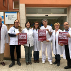 Els metges del CAP de Vila-rodona, amb Àlex Moreno a la dreta, fent una crida a la vaga.