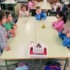 Imatge de nens d'Educació Infantil, en una sessió amb els Bee Bots a l'escola Marià Fortuny.