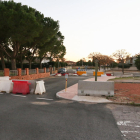 Imagen de la rotonda de acceso al Tenis Monterols desde la T-11, todavía cortada con pilones.