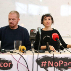 Alfons Pérez, de l'Observatori del Deute en la Globalització i Simona Levi, d'Xnet, en una imatge d'arxiu de la presentació de la querella contra els responsables polítics del projecte Castor.