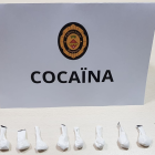 El arrestado llevaba diez envoltorios, de supuesta cocaína, preparados para su distribución