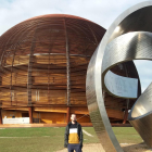 Ferran Boix, delante del CERN, en Ginebra.