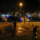 La plaça d'Antonio López, entre Via Laietana i Passeig de Colom, amb furgonetes policials i agents.