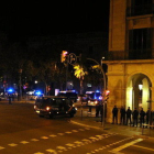 La plaça d'Antonio López, entre Via Laietana i Passeig de Colom, amb furgonetes policials i agents.